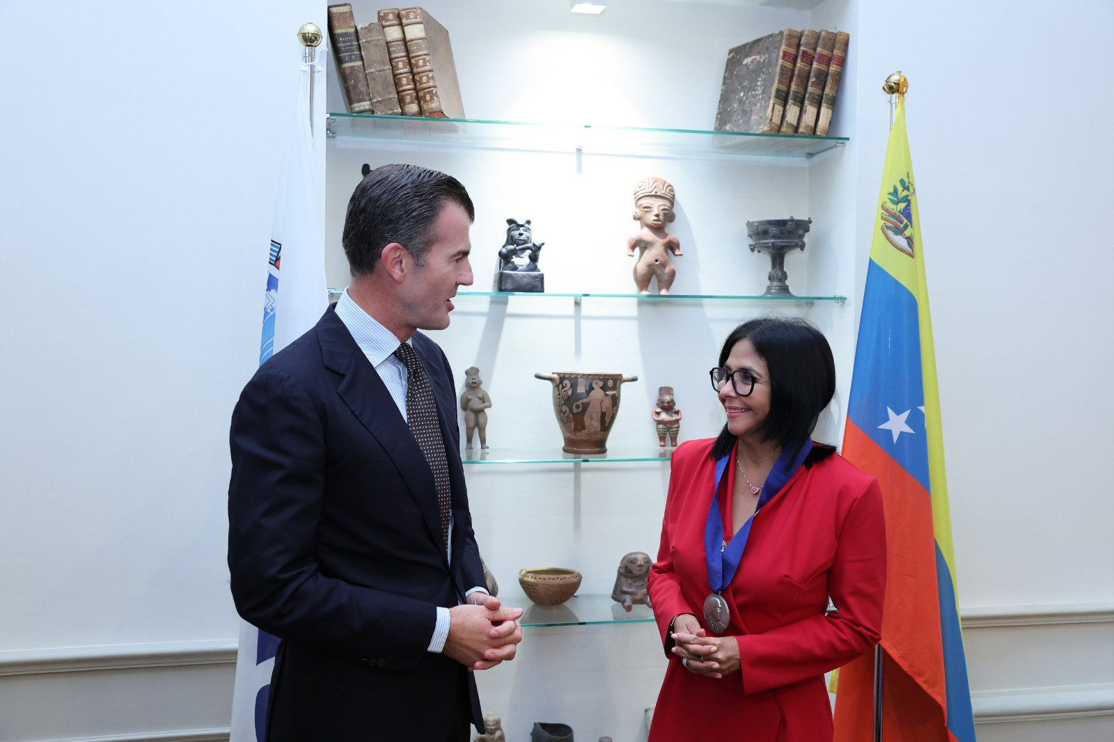 Presidenta Delcy Rodríguez recibe condecoración otorgada por la IILA en reconocimiento a los lazos de amistad con Venezuela